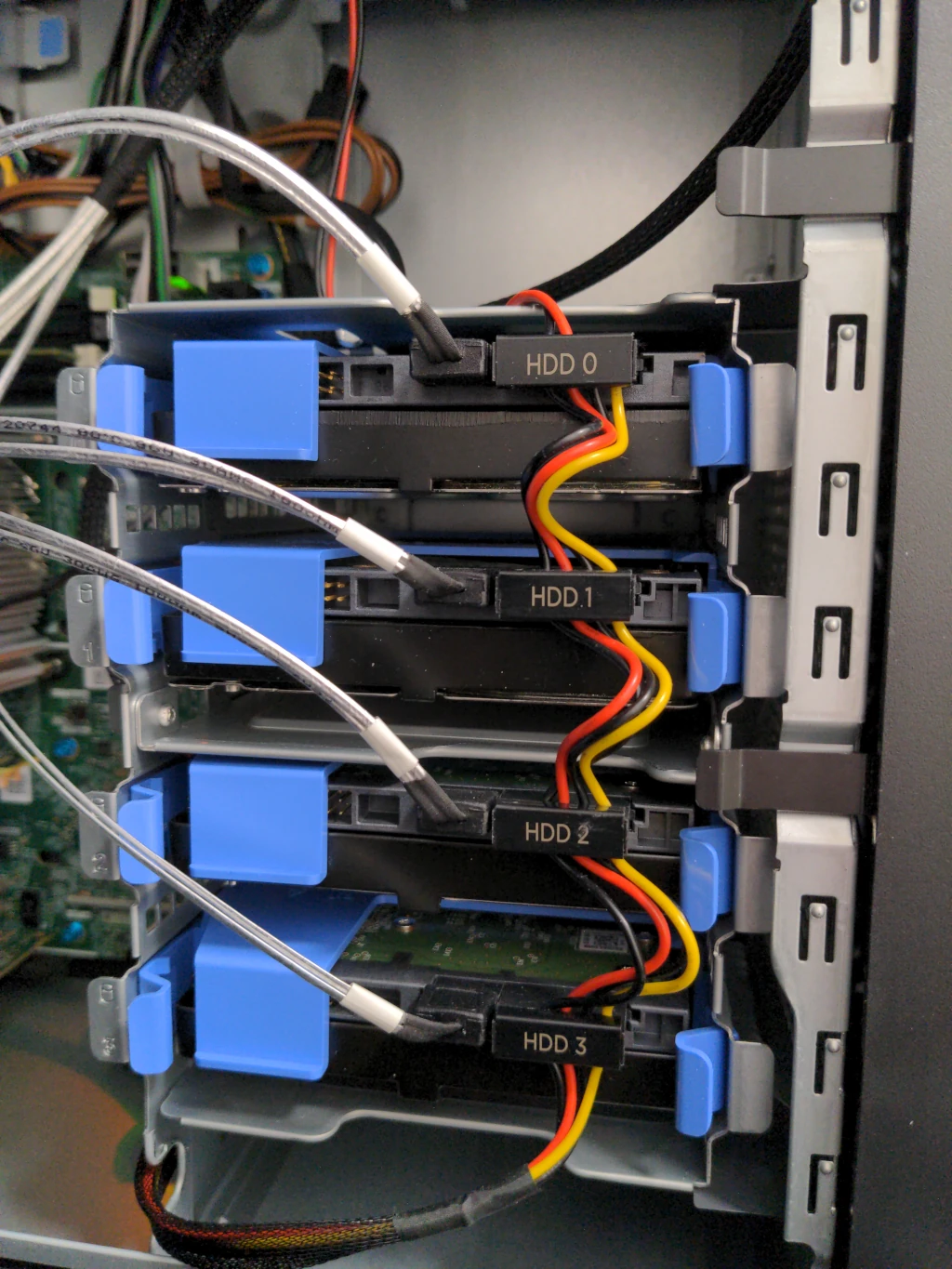 Les 4 disques durs sont superposés