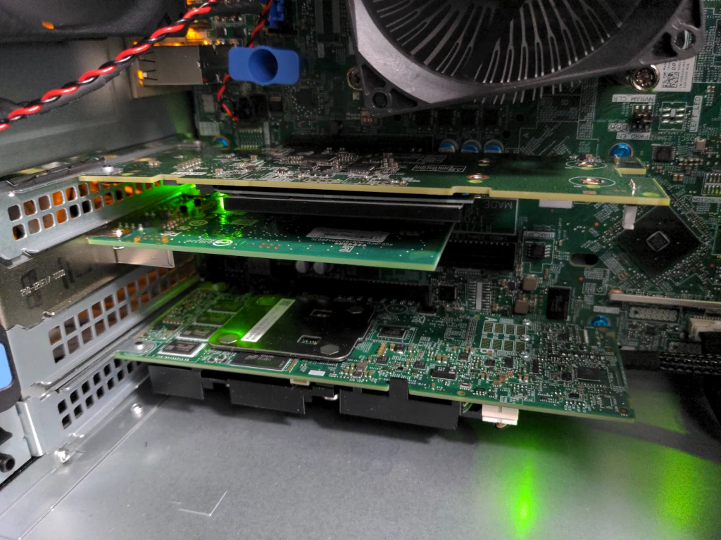 De haut en bas, on a : le contrôleur d'amorçage, une carte réseau, un bus x16 vacant et le contrôleur RAID