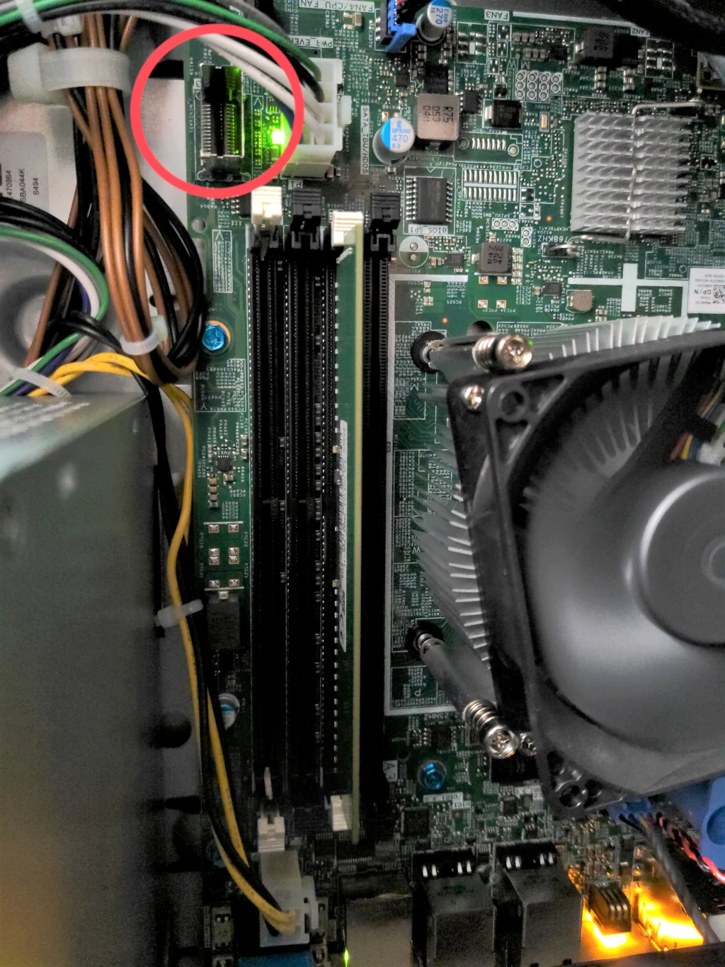 La RAM et le connecteur mini-SAS SFF-8087