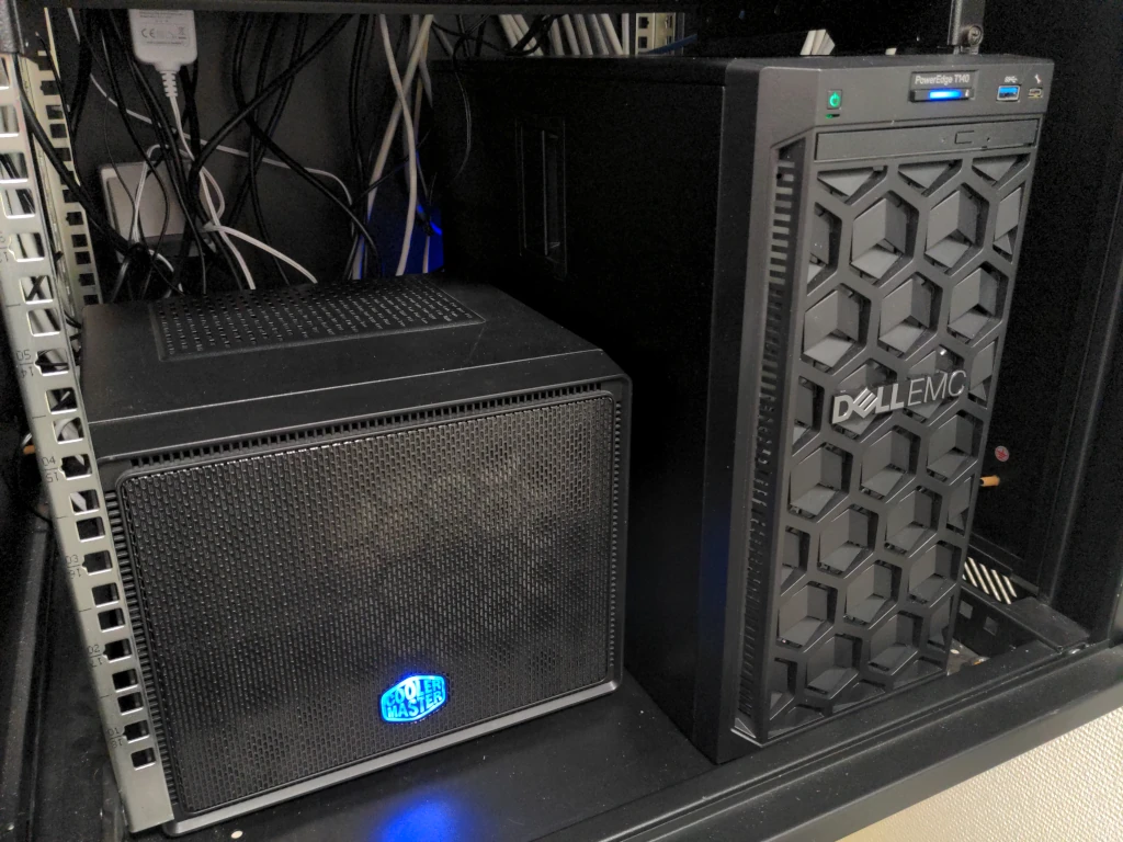 A gauche, un serveur de secours fait maison, à droite le Dell PowerEdge T140