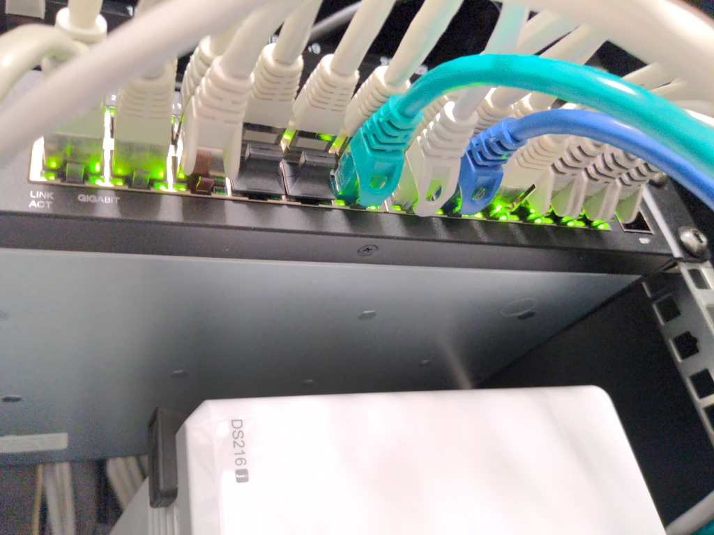 Le switch avec les 5 ports en bas à droite occupés par le serveur Dell