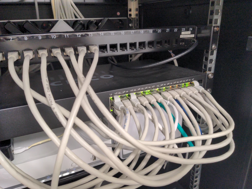 Le panneau de brassage en haut, le switch Cisco en bas